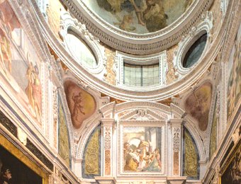 Autel dans une chapelle latérale