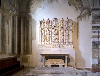 Chapelle Trenta- Pierres tombales et autel