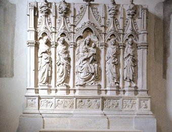 Chapelle trenta- Autel. Au-dessous, sarcophage romain