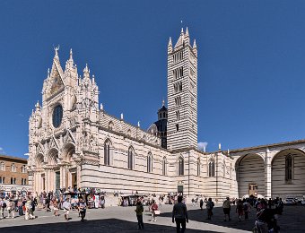 Vue générale- Au centre le campanile haut de 77