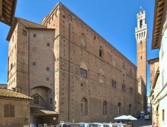 Via di Salicotto - Palazzo publicco vue de l'arrière
