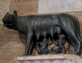 Louve de Rome  La louve de Rome tourne la tête et les deux bébés sont Romulus et Rémus, deux jumeaux. Romulus a fondé Rome et a tué Rémus.