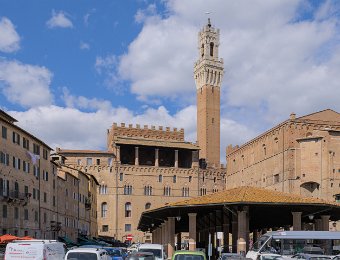 Piazza del Mercato et arrière du Palazzo Pubblico avec sa loggia