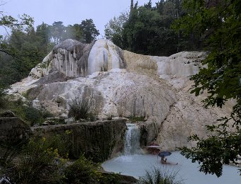 La Baleine, énorme rocher de calcaire blanc déposé par la source