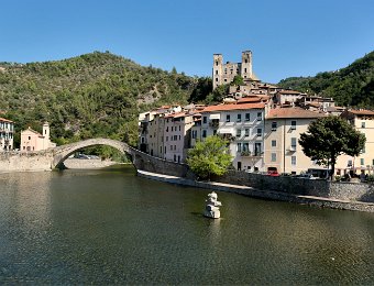 Dolceacqua- La vieille ville  Dolceacqua est un village médiéval de la Vallée de la Nervia, étalé le long du torrent du même nom au pied du château des Doria.