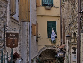 Seborga- rue et drapeau de la principauté