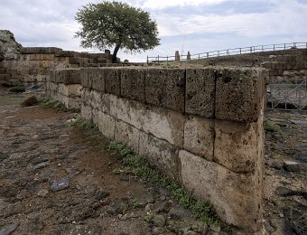 Vestige de la porte ouest avec son avant corps de défense triangulaire