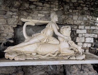 Statue de Mithra  Reproduction. L'original est conservé au château  d'Abbadia