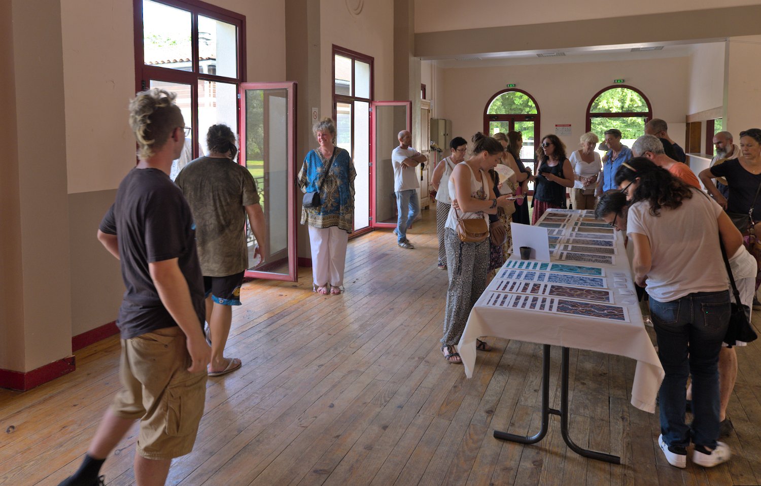 Présentation des tirés à part des peintures Dot Painting dans une salle de la mairie