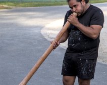 Hart Jouant du didgeridoo, instrument de musique traditionnel  Le didgeridoo est un instrument de musique à vent  réalisé en eucalyptus dans les territoires du nord de l'Australie, et en d'autres matières (palmier, teck, bambou, etc.) dans le monde. Le tronc de l'arbre d'eucalyptus est évidé sur toute sa longueur par des termites qui se nourrissent de la sève. Sa longueur varie de 100 à 180 cm en moyenne, et son diamètre de 5 à 30 cm