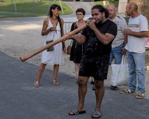 Hart jouant du didgeridoo