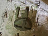 Cuve baptismale  Le rôle de cette "cuve" comme servant aux baptèmes est contesté par les archéologues (pas d'évacuation, baptème par immersion abandonné à cette épôque)