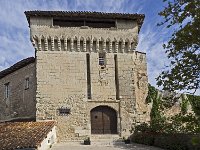 Le château- chatelet d'entrée  Les rainures vertivcales au-dessus de la porte sont les vestiges du pont-levis
