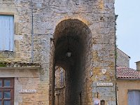 Entrée du castrum (XIè siècle)  Le castrum a été construit à la fin du XIè siècle. Le château construit sur un promontoire s'est rapidement entouré d'un village fort de 500 habitants