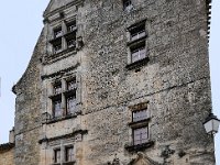Hôtel Bontemps  Maison noble du XIIe siècle sur laquelle a été plaquée en 1520 une façade de style Renaissance. Pendant la guerre de Cent Ans, la maison a été occupée par un Anglais appelé Thomas Bontemps, d'où son nom