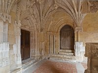 Porte renaissance (à droite)  et porte romane du XIIéme siècle