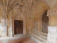 Porte renaissane (à droite)  et porte romane du XIIème siècle