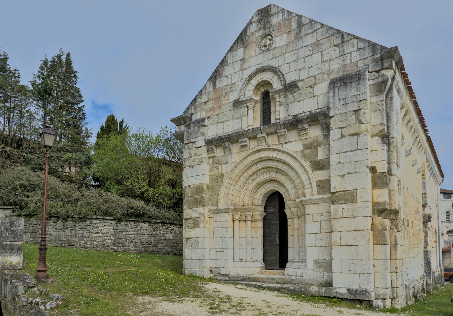 La chapelle - La façade. Au sommet l'agneau crucifère