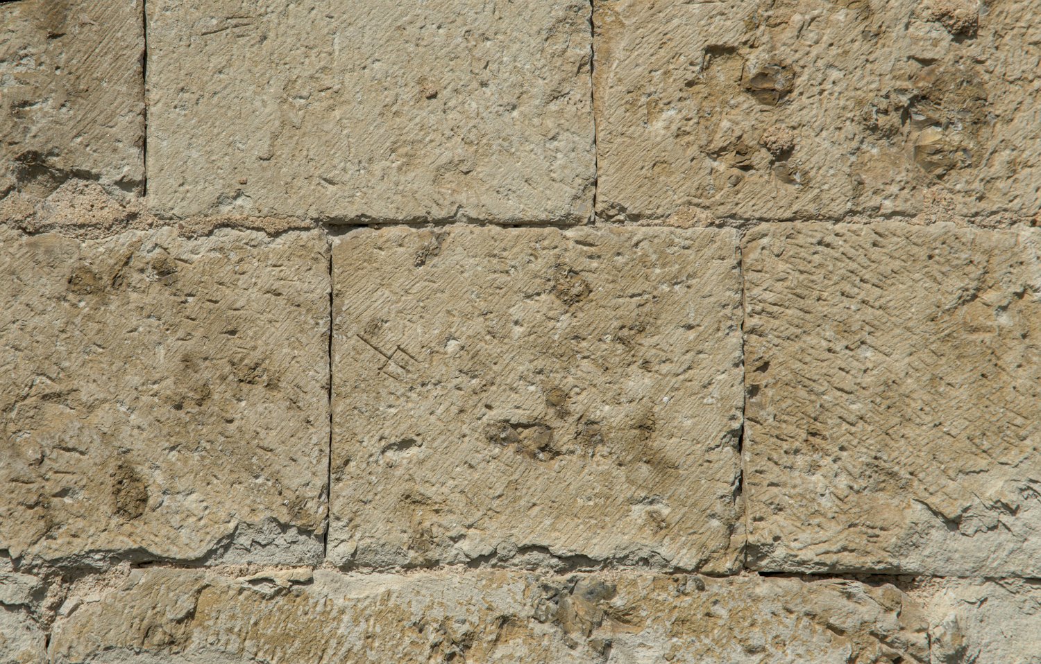 La chapelle - marques lapidaires de ouvriers tacherons sur les murs extérieurs
