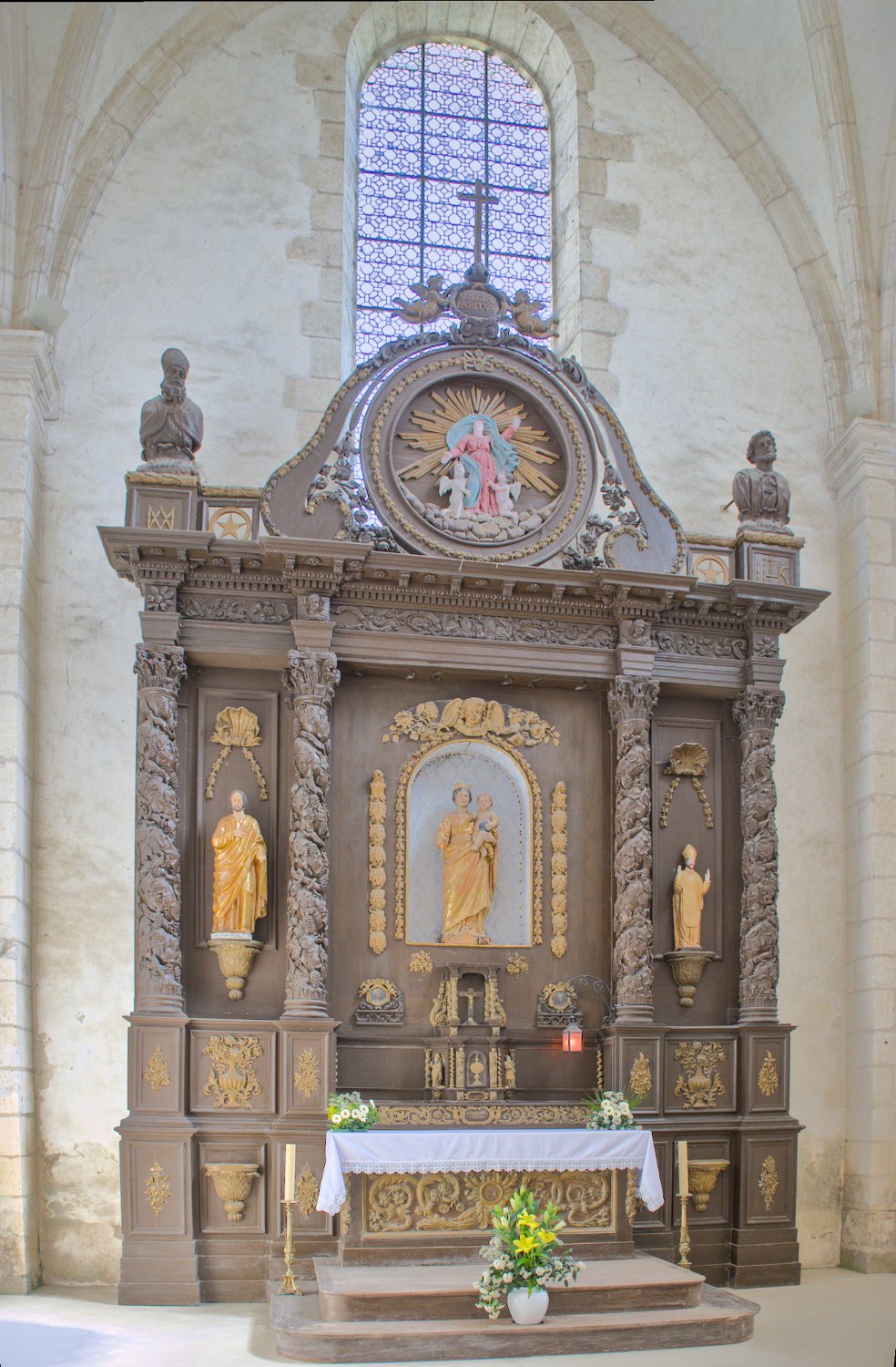 Rétable du choeur - au centre St Christophe portant l'enfant Jésus