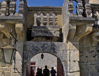 Ancien pont levis et entrée du château