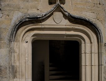 Porte d'entrée de la tour de l'escalier
