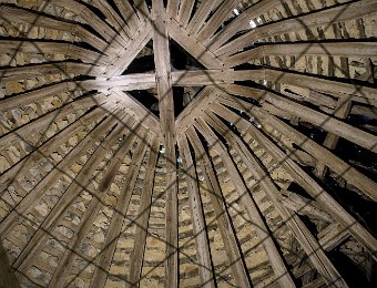 Charpente en châtaignier de la tour des Confitures  La charpente est conçue pour supporter le poids des lauzes de la couverture (800kg/m2). La restauration à l'identique des toitures du château coûte environ 1000€/m2.