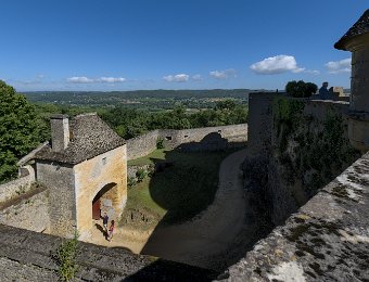 Le premier châtelet vu de la terrasse supérieure  Les assaillants devaient faire le tour du château entre les 2 enceintes pour accéder au 2ème châtelet qui constitue l'entrée effective du château