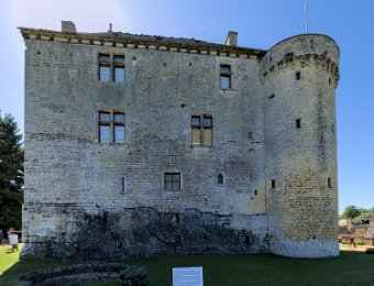 Le donjon. Au 1er plan la réserve d'eau de pluie