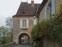 Passage de la grande rue sous une maison