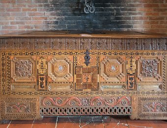 Grand salon des robes - Coffre en marquetterie