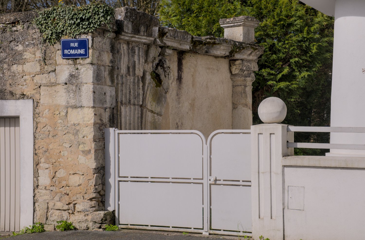 Rue Romaine - Vestige de villa galloromaine dans le mur d'un garage
