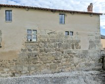 Centre national de la préhistoire - Rempart utilisé comme soubassement du bâtiment