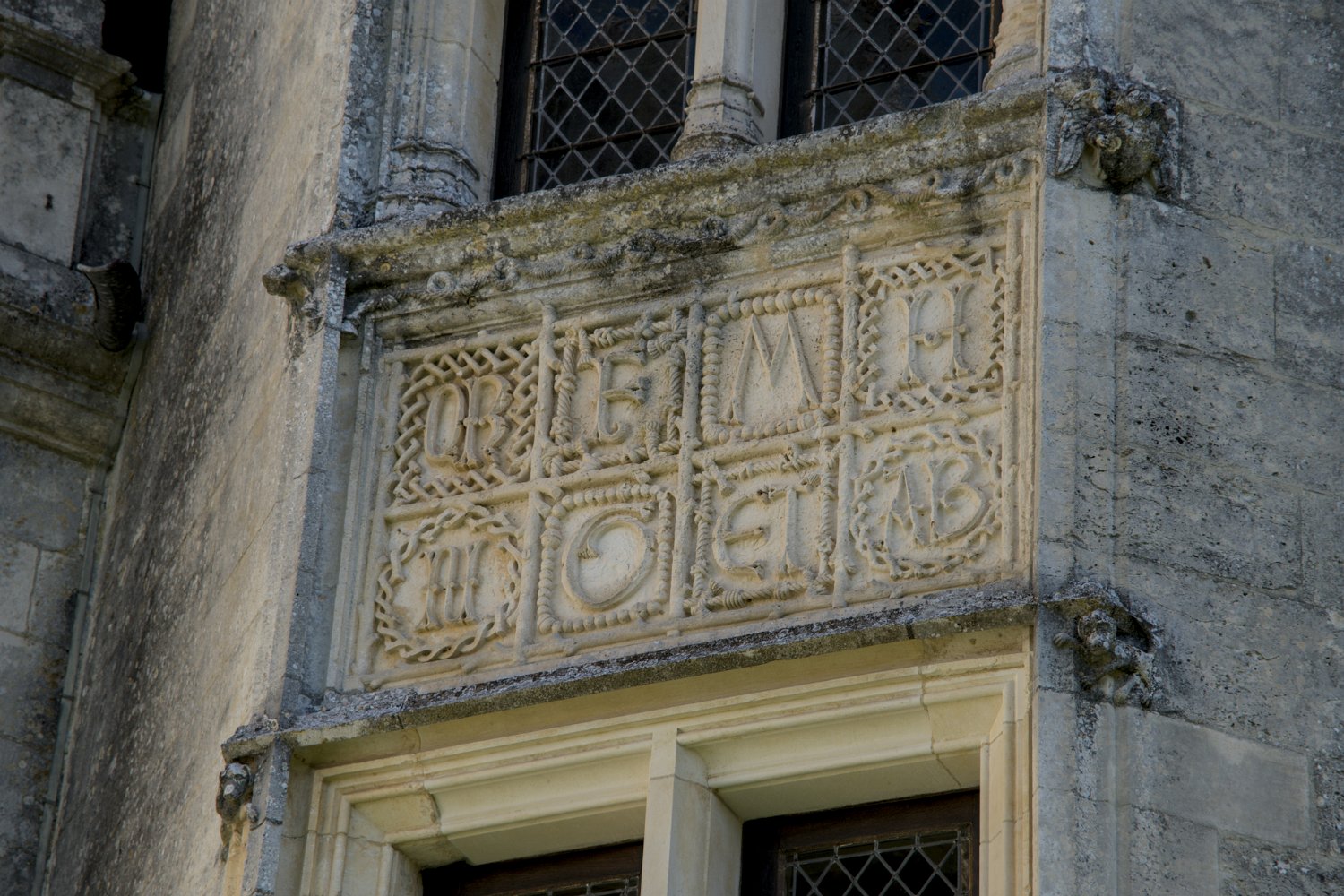 Sculptures au-dessus de la porte