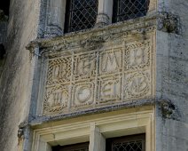 Sculptures au-dessus de la porte