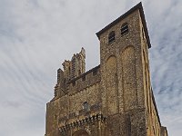 Façade et clochers du XIIème siècle  Le clocher nord a été partiellement détruit pendant les guerres de religion