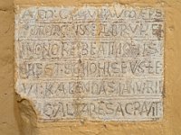 Inscription attestant de la consécration de l'autel en 1117 par l'évêque de Périgueux Guillaume d'Auberoche