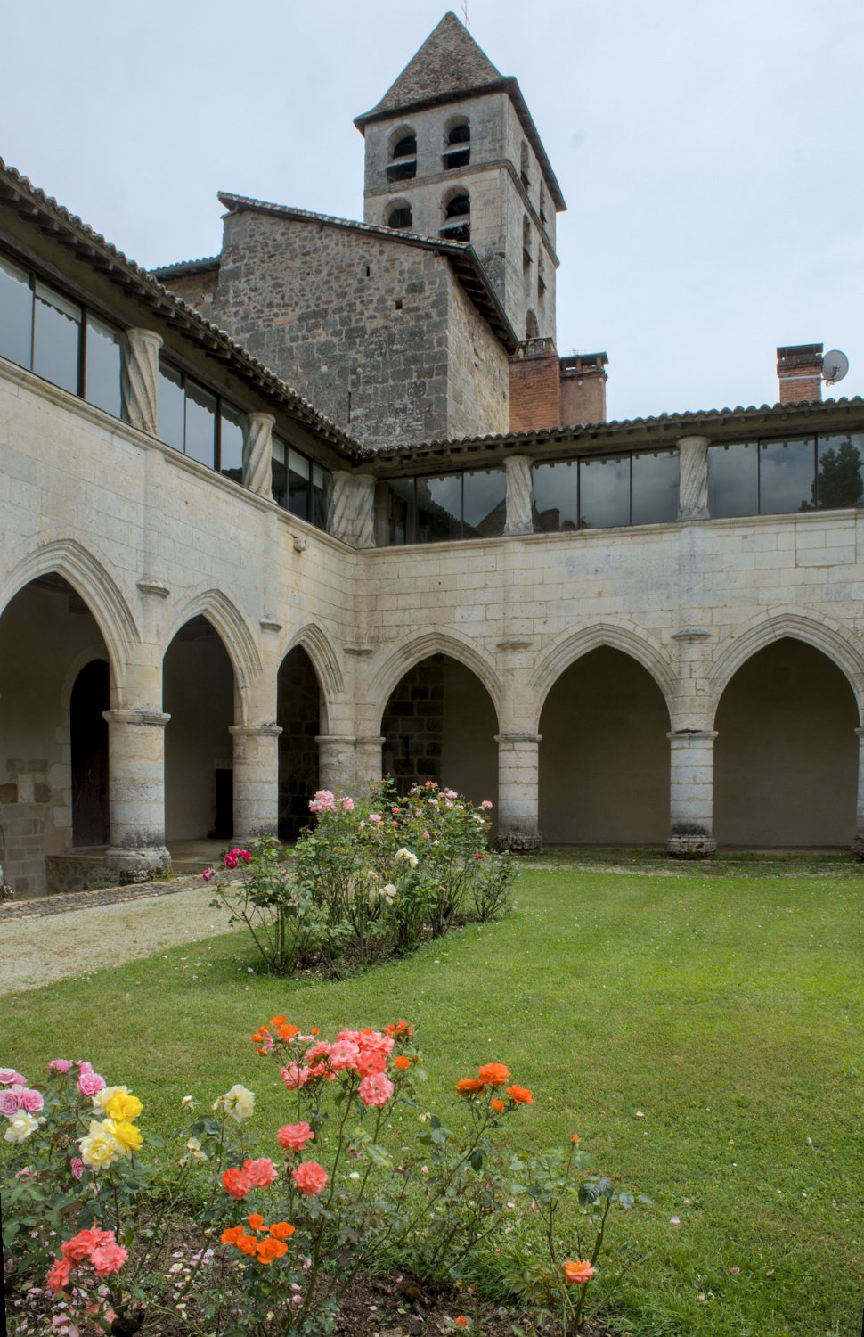 L'ancien prieuré et le clocher de l'église