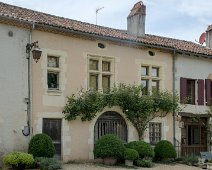 Maison aux fenêtres à meneaux