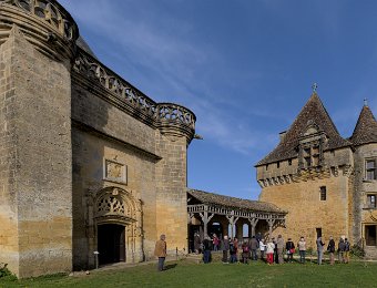 Cour basse, à gauche la chapelle, à droite la tour de la conciergerie