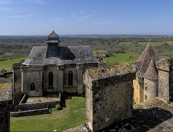 Terrasse, vue sur la chapelle