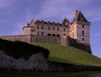 Façade nord ouest, à droite la tour Henri IV