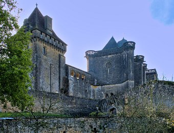 Côté entrée du château- La tour de la conciergerie (à droite) et la chapelle (à gauche)