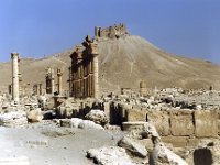 Vue générale. Sur la colline le château arabe