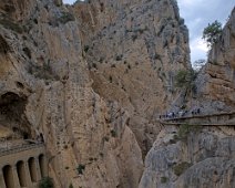    La passerelle (à droite) et la voie ferrée (à gauche)