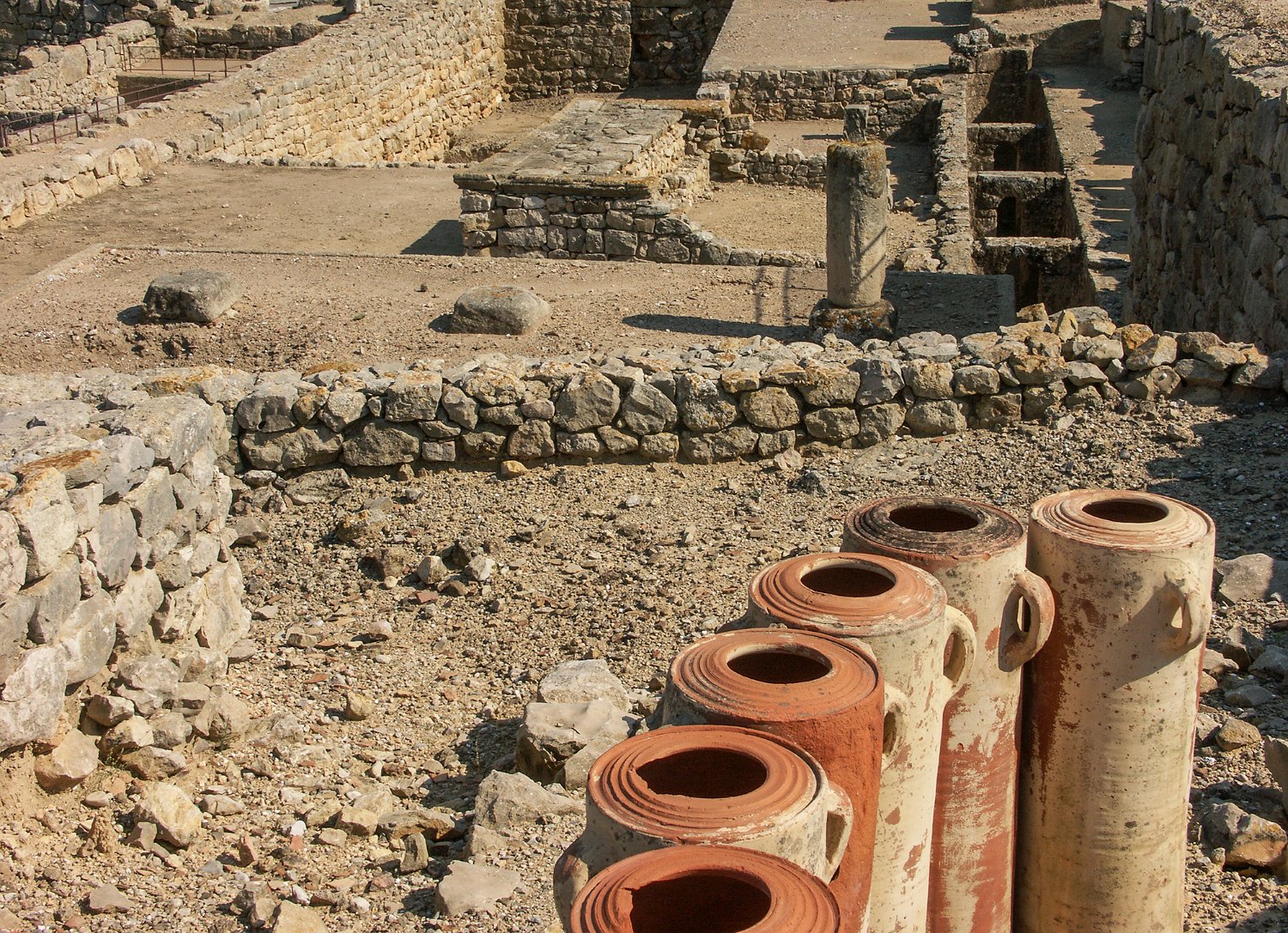  Au 1er plan des filtres à eau en terre cuite (3è siècle avant JC)
