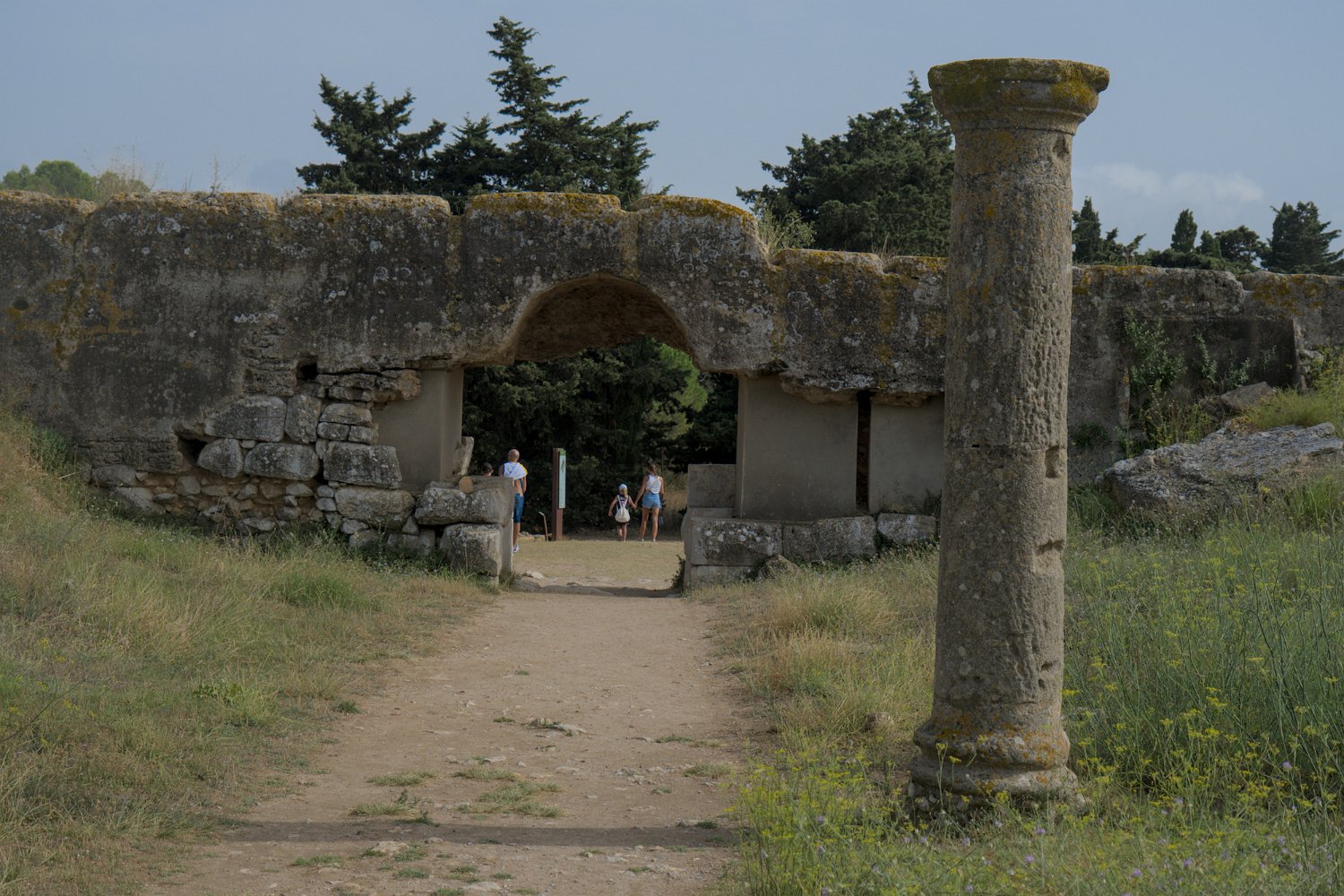 La porte de la muraille méridionale vue de l'intérieur du site