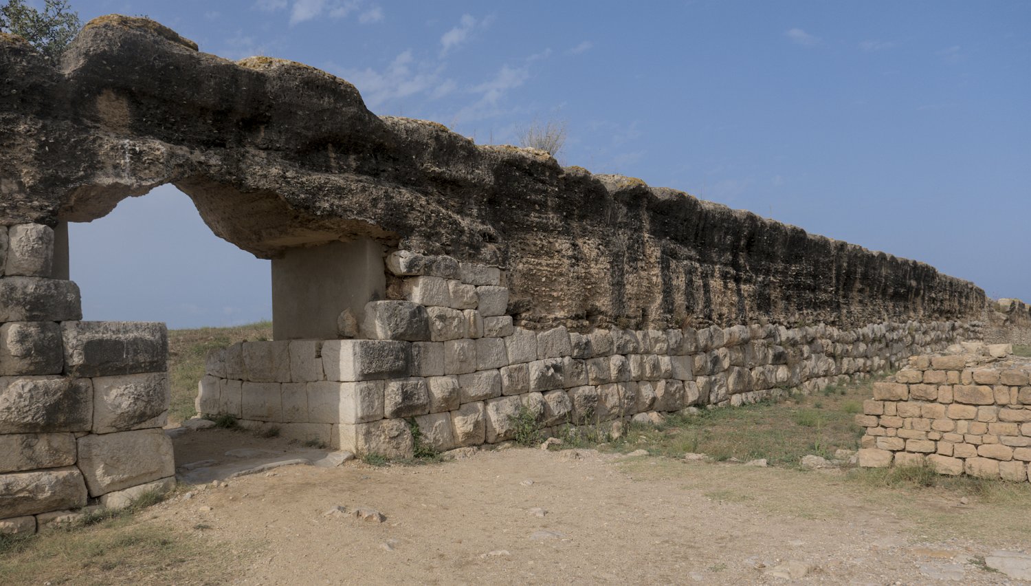 Muraille méridionale et porte 