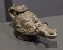 Lampe à huile en bronze en forme de visage