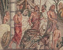 Mosaïque du sacrifice d'Iphigénie  Cette mosaïque a été découverte en 1849 dans une maison de la ville romaine. Elle décorait la partie centrale d’une des salles destinées aux banquets. Elle reproduit une peinture grecque du IVe siècle av. J.-C., qui représente Iphigénie conduite à l'autel du sacrifice par Ulysse qui est identifiable par son pileus, un bonnet conique en feutre